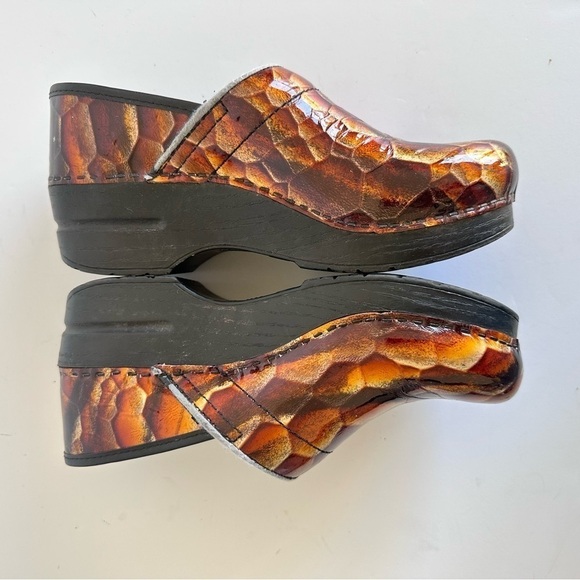 Dansko Professional Tiger Eye Reptile Print Metallic Patent Leather Clogs Sz 6.5 - Picture 5 of 8